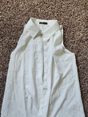 SHEIN White Sleeveless Button-Down Shirt
